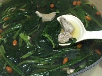 杞子菠菜瘦肉煲豬潤湯