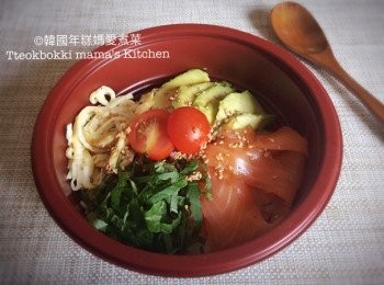 甜芥辣醬煙三文魚牛油果蓋飯