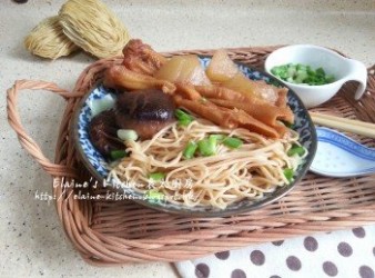 蠔汁冬菇蘿蔔炆鴨腳撈蝦子麵