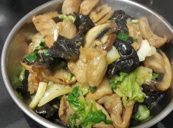 鮮菌椰菜炒豬頸肉