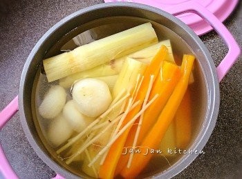 竹䉀茅根馬蹄紅蘿蔔水 (消暑潤燥）