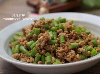 【豆角炒肉碎】