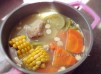 青紅蘿蔔粟米煲西施骨湯