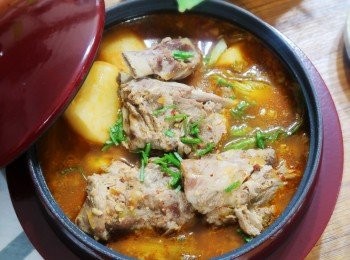 《影音食譜》韓式馬鈴薯排骨湯 (감자탕)