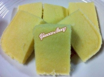 我又来咯，晚餐过后就是夜宵时间到了。
忘了买Oreo饼！！蒸的原味蛋糕如何？谁要吃就泡咖啡等噢。^_<
食谱取之Ann kok的’Oreo蒸蛋糕‘