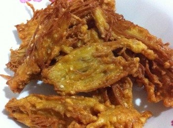 最近肉食太多了，今天做个素食料理，食材里面我加了少许芝麻会比较香噢。感谢Ann的分享。我开餐咯!!!!