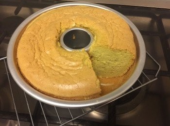  #交功課 
很軟和好吃，但是底部不能脫模.面部有皺紋！請指導我那裡錯呢？
我是用純天然班蘭粉+麵粉烘焙的.
