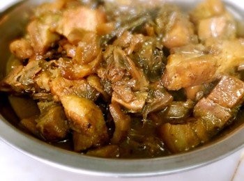  #交功課 第一次煮梅菜炆豬肉。因為俾老人家食，所以冇放辣椒同酒。但我家婆婆食過都話ok?我選擇是五花腩，炆的時間同老師的一樣，可惜水俾少咗，有點兒燶底！好彩不影響?。