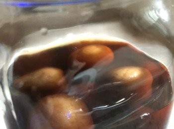 想請問這樽伏特加黃杏酒，浸了一星期，這幾天發現浮在面那几粒的頂層變了灰色，好像被撞瘀了一樣，是發梅嗎？又或是正常地變色？我用的是黑糖。謝謝！