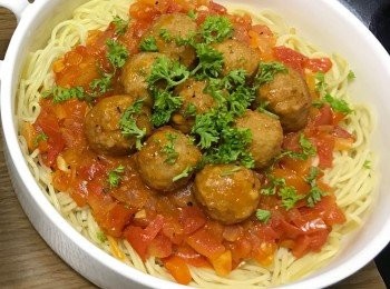  如果懶惰豬的話 可用IKEA 肉丸也是個不錯選擇呢