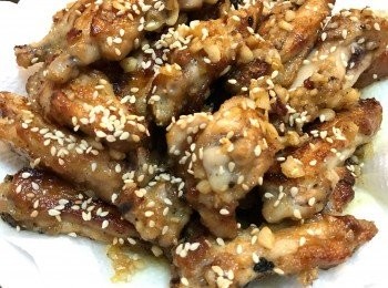 雞翼剪開兩半做了單骨雞翼，後再加了少許蜜糖和芝蔴，味道很好?? #交功課