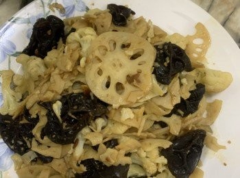 原來木耳浸完份量大三倍，蓮藕片太薄炒到碎晒，不過好味