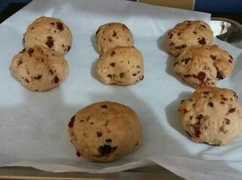 換成了紅莓也不錯，剛出爐就先嚐了一顆。