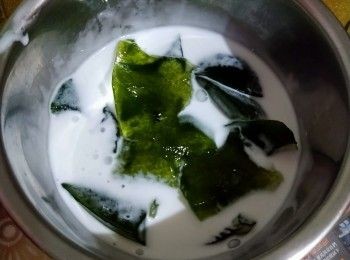 睇食譜唔知幾時要落560ml水
所以落少左水 涼粉深色再d?