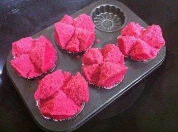 以前每次做拜拜发糕都失败，发不起!!!今天披着头皮和大嫂一起动手，蒸好了我们都不敢打开锅盖啊!!!!打开了发糕竟然笑哈哈，，我和大嫂也忍不住大声的笑了，好棒喔!!!可以大量生产了，感恩分享O(∩_∩)O~~