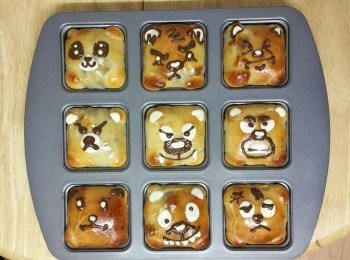 自家制紅豆，甜度可自己控制，??。我家的男孩子們選擇了反叛的bear bear 造型。一向不喜歡吃紅豆的大兒子，乘我不覺之下，也都火速的吃了一個。?