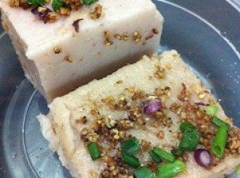 早安，初来报道分享之前第2次试做的成品，芋头糕。
给孩子带回学校当便当；）