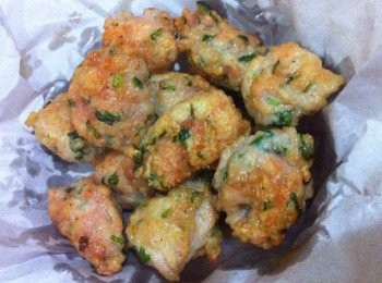 
几乎天天一到旁晚都下大雨，冰厨仅仅剩下不懂怎样煮的材料，肚子好饿。突然想起妳，马上信息求救。。结果妳的教导，哈铪铪我的成品出场噜，简单的食材调味料做出口味超棒的肉丸。不需花上数分钟马上光盘。感恩妳乐意分享心得。O(∩_∩)O~