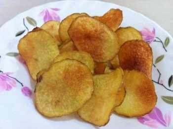 刚刚试做了，这个炸马铃薯片。好脆噢!!今年的年饼它肯定跑不掉^_<
大家不妨一试，材料简单到不得了