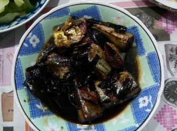 想說秋刀魚都用煎的，把它改成另一種味道，看到有人po文佃煮秋刀魚，就試試看囉!所以今天煮了，有一位曾去過日本的朋友說日本人也是這樣煮，味道很好，小孩也很愛吃謝謝大家的分享。