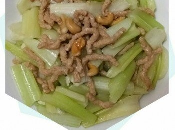 材料:
西芹 素肉絲 腰果

製作:
1.先用水浸軟素肉晾乾備用
2.下油炒素肉絲再放入西芹最後腰果
3.素油或鮑汁1湯匙炒匀
4.加少許水蓋上两分鐘後便可以上碟
