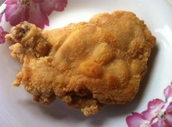 今天看到Ann老师的【勝利炸雞】，试做了，实在忍不住要大声的赞赞赞，，只是我没有听话忘了鸡皮朝下，结果。。嘻嘻嘻。真的很赞哦！