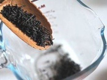 step1: 紅茶倒入耐熱的器皿中