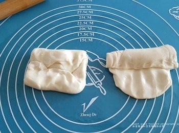 step1: 先將中筋麵粉、水、鹽材料放入麵包機代勞或手搓至麵糰後(由上至下再由下至上對接一次)， 放入碗內 繼而在麵糰上掃上油， 放置於雪櫃下層(半天至一天)