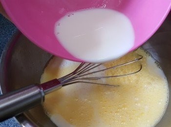 step4: 倒入牛奶攪拌均勻