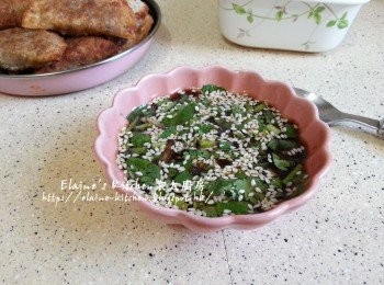 step12: 加入醬油 , 溫水 , 麻油及白芝麻拌勻即成醬汁 (用來沾餃子食的)