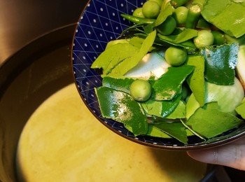 step2: 熱鑊下油加入青咖哩醬炒香，加入椰奶拌勻至青咖哩溶掉，再加入水，泰國茄子，泰國細茄子，辣椒和檸檬葉，煮至滾轉小火煮15分鐘