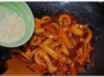 step6: 炒一會後撒上熟的白芝麻增添香氣