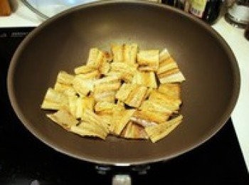 step2: 泡好的明太魚輕輕攥去水分，鍋內倒入少許油放入明太魚煎出香味，邊微微的翹起