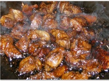 step4: 鍋中燒熱3湯匙油，爆香薑片和蔥段，放入牛肉塊拌炒幾下，加入加入3湯匙生抽王，1湯匙料酒，以大火翻炒2分鐘。