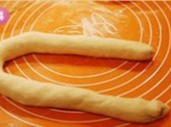 step4: 從一處揪斷後，放在案板上揉成粗細差不多的條