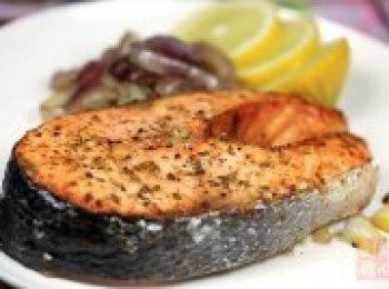 step6: 切半個檸檬拌盤，吃的時候可以捏些檸檬汁出來淋在魚肉上。洋蔥也可以取出來拌盤，拌著魚肉一起吃，更增加風味。