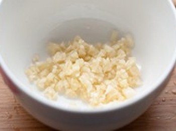 step3: 把大蒜切粒備用