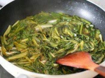 step4: 把鍋加熱，倒入些油，開小火，蔥倒進去，耐心炸20分鐘，炸到蔥都乾幹的為止