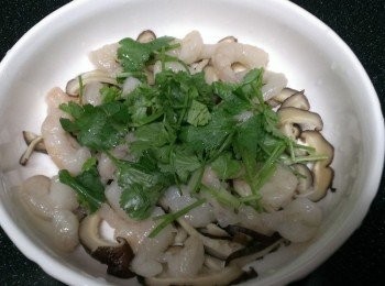 step2: 碗裡放入香菇、蝦仁，灑上香菜末，倒入蛋液。 蓋上保鮮膜(保鮮膜不要拉的太緊)。