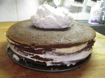 step9: 奶油一層層由下而上均勻抹上。