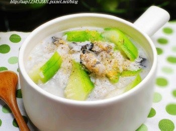 step6: 清爽ˊ鮮甜味美鮮蚵絲瓜粥就完成囉。
煮粥時水為米6倍量ˊ高湯和水1:1調勻即成高湯水ˊ
也可直接用水ˊ<span class="group_2">調味</span>依喜好習慣自行添加ˊ
煮粥小撇步:
先將洗淨白米放於冷凍讓米粒形成蜂巢狀ˊ
可幫助煮粥時更快速達到滑順濃稠喔。提供大家參考~
非常適合夏季品嚐的清爽粥品ˊ喜歡的ˊ趕緊試試看。