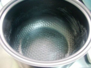 step3: 將要使用的電子鍋內鍋ˊ用份量外薄薄抹上一層奶油
 (方便脫模ˊ上色也會比較漂亮哦~)