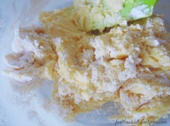 step4: 逐渐加入面粉，混合均匀。