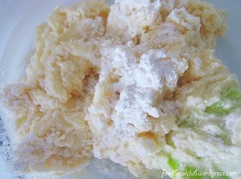 step2: 逐渐加入蛋液,搅拌均匀。然后加入少量的面粉，再加一点的鲜奶，混合均匀即可。（每加入面粉，再加入一点的鲜奶然后拌匀）