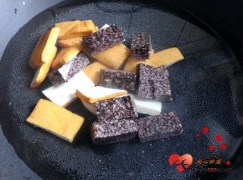 step1: 將豆乾片開,切段與米血和鹽煮3分鐘左右撈出