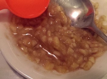 step2: 香蕉(約80g)切成細末，剩餘切成圓片留做蛋糕<span class="group_3">裝飾</span>用，加一匙君度澄酒攪拌均勻(增添風味用，也可不加)