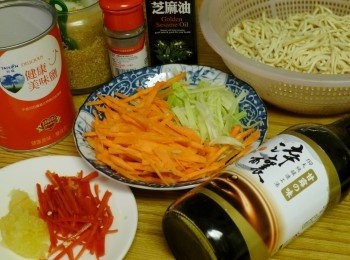 step1: 所有<span class="group_1">食材</span>準備好，芹菜、紅蘿蔔、辣椒洗淨切絲，蒜磨成泥(或切成細末)，留幾片大片的芹菜葉備用，其餘<span class="group_2">調味料</span>、醬料備好