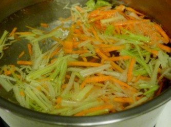 step2: 煮一鍋水，水滾後將紅蘿蔔絲、芹菜絲放入汆燙約30~40秒，取出瀝乾