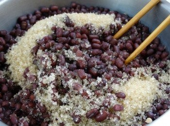 step5: 均勻撒上砂糖後，輕輕攪拌