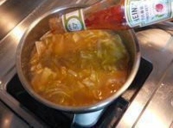 step2: 洋蔥先炒軟，加入準備好的高湯馬鈴薯先下鍋煮軟化，高麗菜再加入鍋內，煮到熟透放入西洋芹跟番茄醬，鹽巴調味，最後把牛肉片放入。